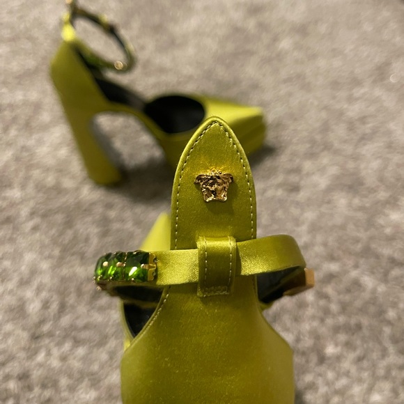 Versace Pointed Toes Aevitas - Picture 5 of 8